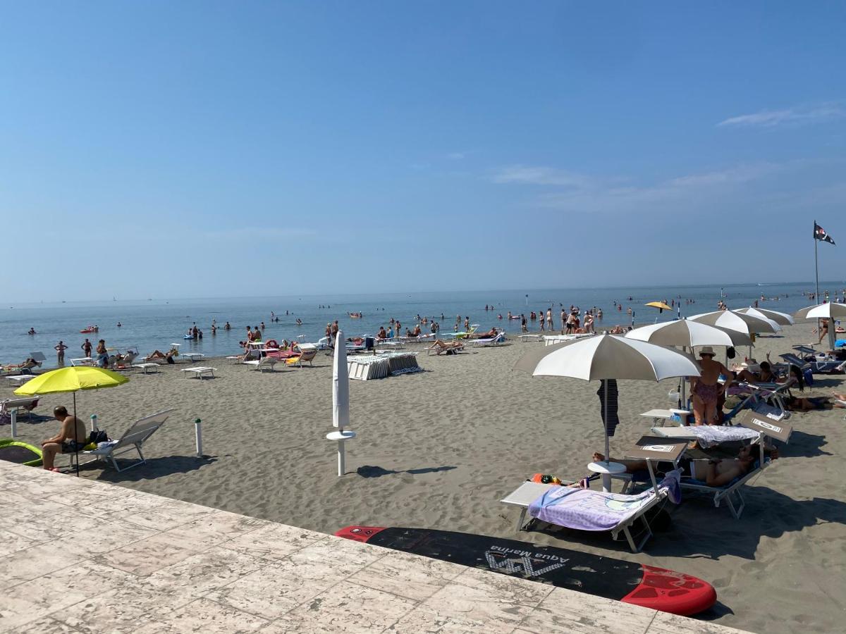 Apartment Mit Meerblick Am Strand Costa Azzura Градо Екстериор снимка