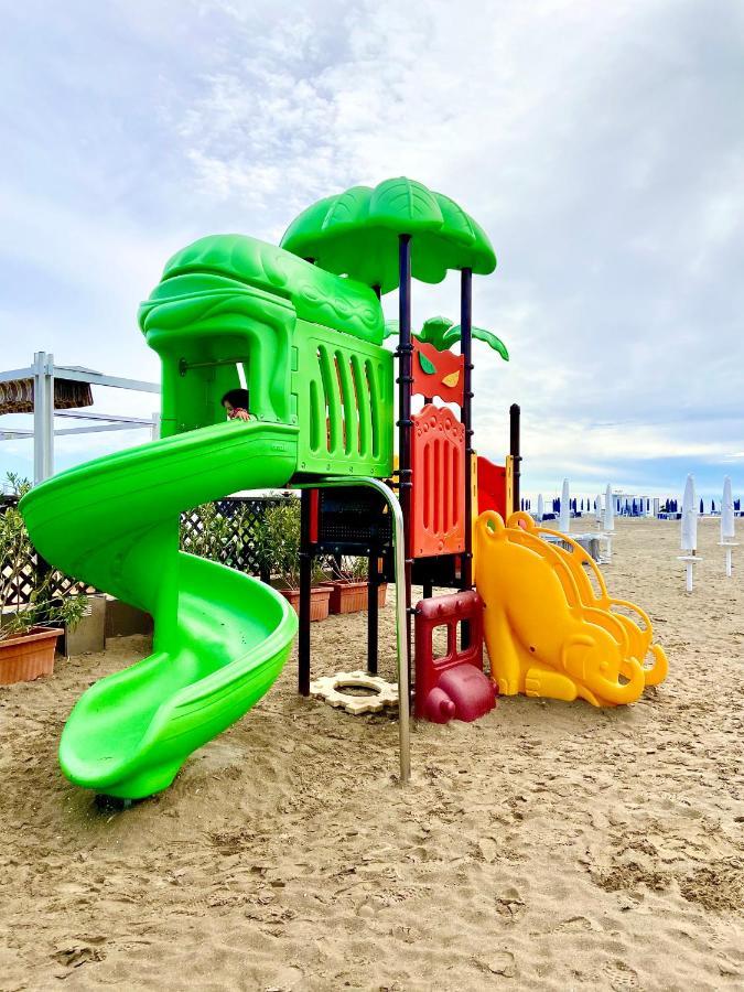 Apartment Mit Meerblick Am Strand Costa Azzura Градо Екстериор снимка