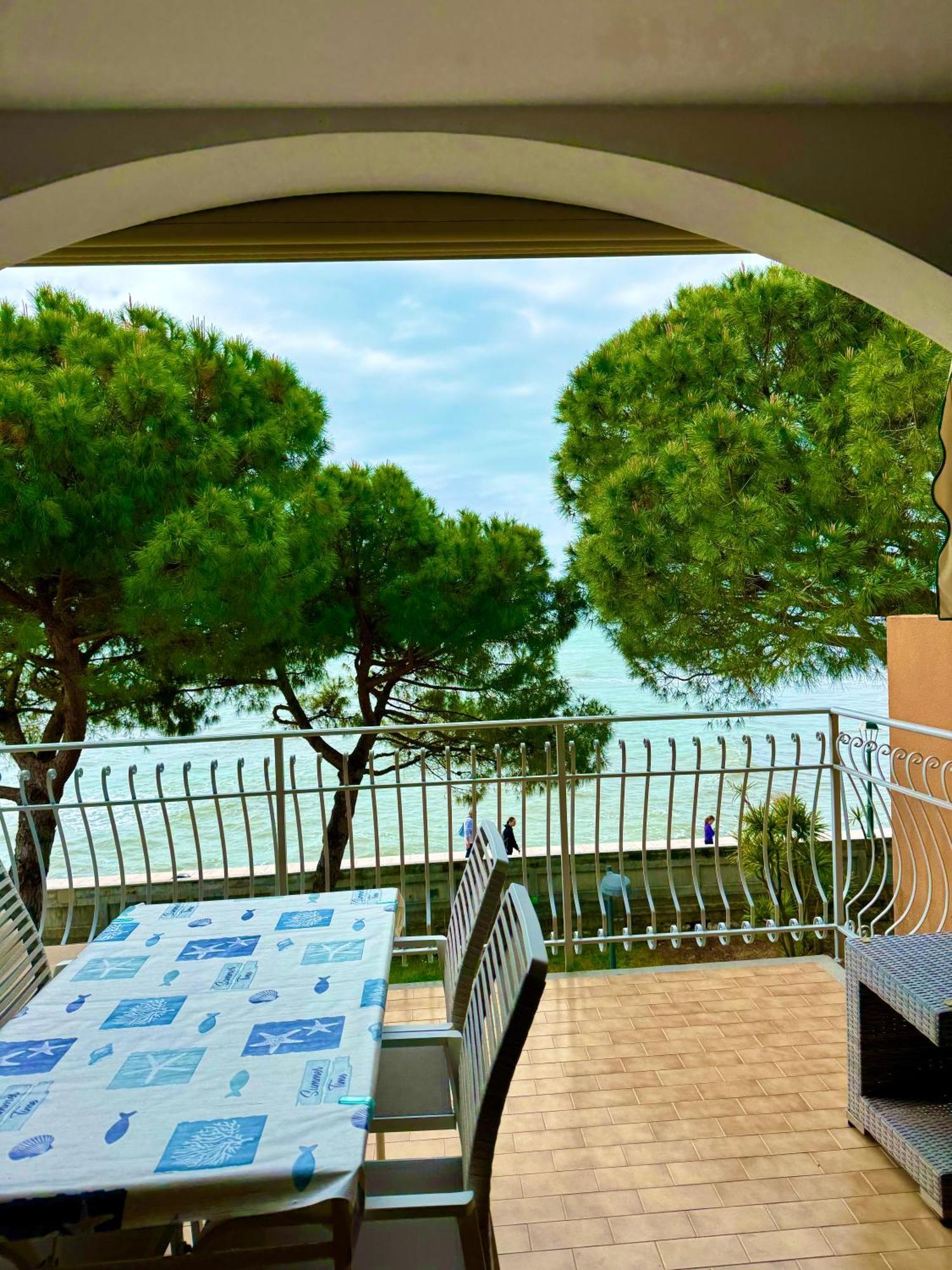 Apartment Mit Meerblick Am Strand Costa Azzura Градо Екстериор снимка